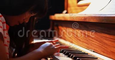 女学生学<strong>钢琴音乐</strong>4k班